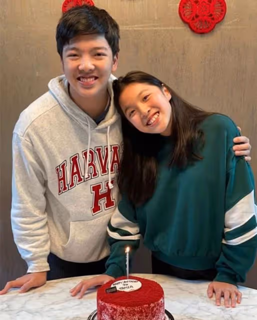 譚耀文曬照為子女慶生,15歲兒子成績優異,11歲女兒像極了老爸