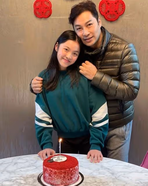 譚耀文曬照為子女慶生,15歲兒子成績優異,11歲女兒像極了老爸