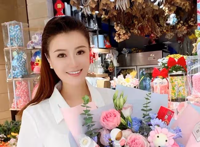 34歲主持人官宣結婚!與高大老公甜蜜依偎,兩人戀愛一年被催生