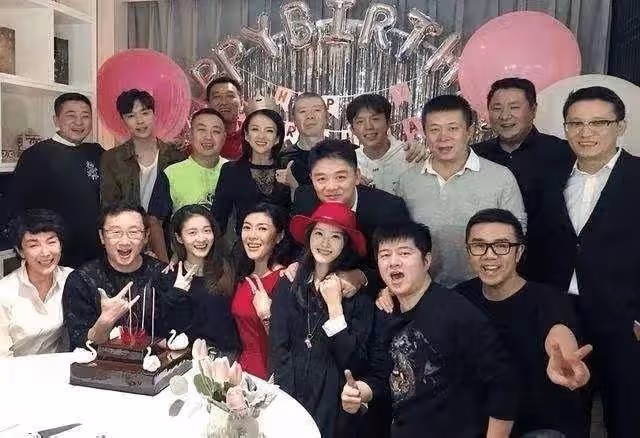 28歲章澤天低調慶生，罕曬素顏髒辮造型引熱議，劉強東未發文祝賀