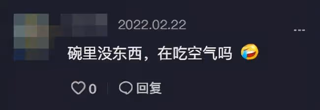63歲楊麗萍回家吃飯,留長指甲半天夾不起一粒米,一年花18萬護理
