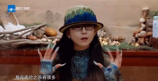 63歲楊麗萍回家吃飯,留長指甲半天夾不起一粒米,一年花18萬護理