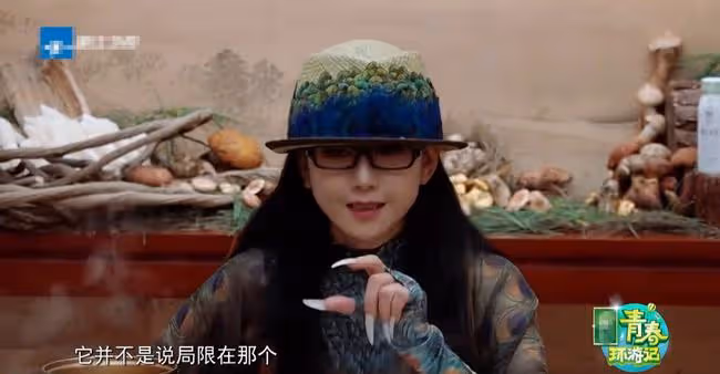 63歲楊麗萍回家吃飯,留長指甲半天夾不起一粒米,一年花18萬護理