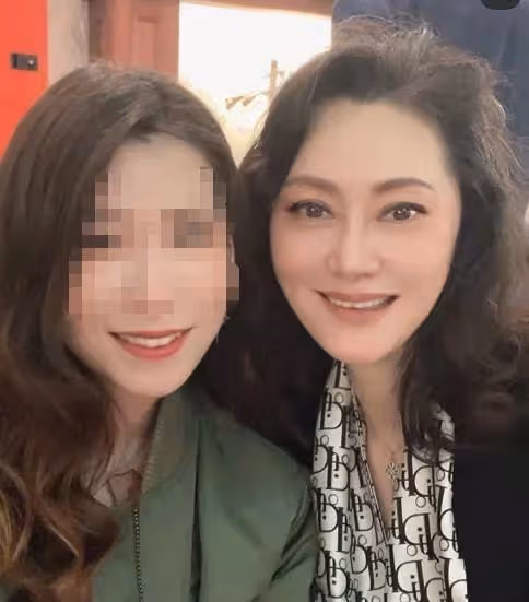 60歲大宋佳與二婚老公同框,皮膚細嫩似少女,在國外靠賣衣服賺錢