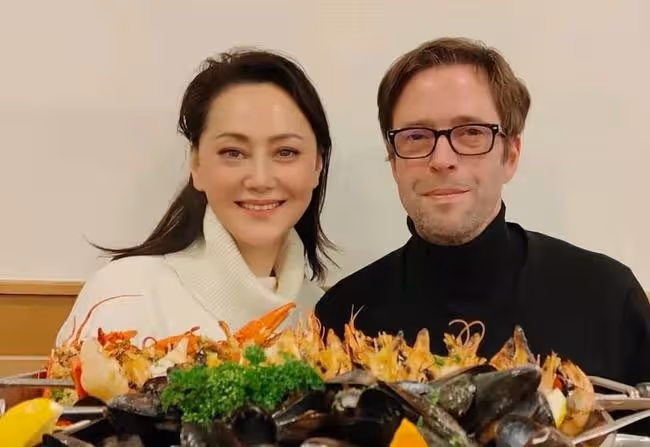 60歲大宋佳與二婚老公同框,皮膚細嫩似少女,在國外靠賣衣服賺錢