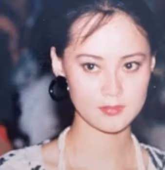 60歲大宋佳與二婚老公同框,皮膚細嫩似少女,在國外靠賣衣服賺錢