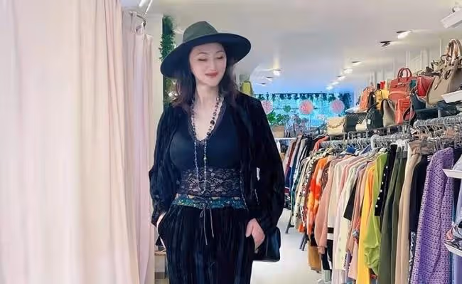 60歲大宋佳與二婚老公同框,皮膚細嫩似少女,在國外靠賣衣服賺錢