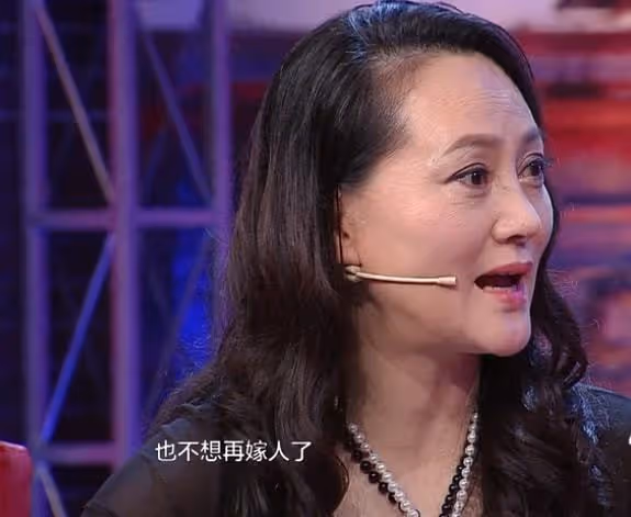 60歲大宋佳與二婚老公同框,皮膚細嫩似少女,在國外靠賣衣服賺錢