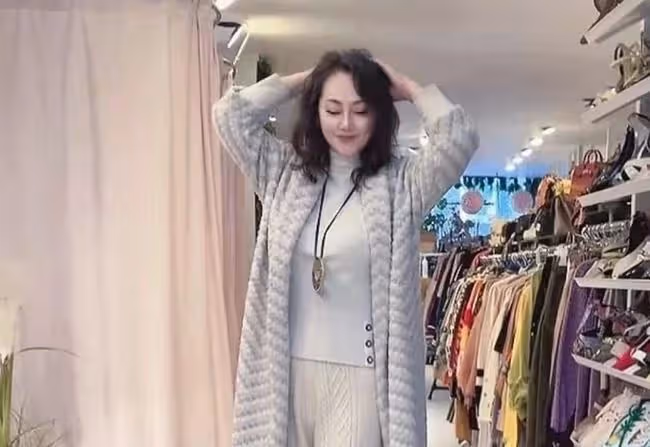60歲大宋佳與二婚老公同框,皮膚細嫩似少女,在國外靠賣衣服賺錢