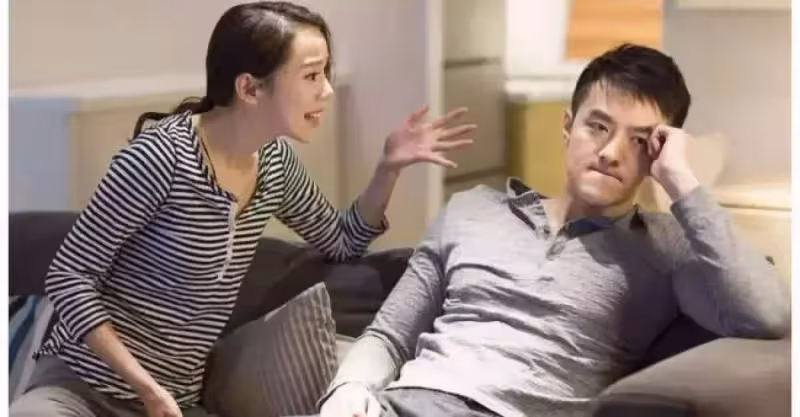 婆婆來兒子家送蔬菜，見兒子跟異性在手機上聊天，她暗暗管教兒子