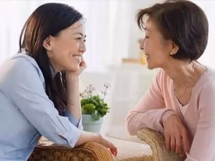 婆婆去兒子城裡房過六十歲大壽,兒媳指指客廳地板,婆婆淚目