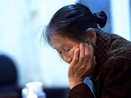 婆婆去兒子城裡房過六十歲大壽,兒媳指指客廳地板,婆婆淚目