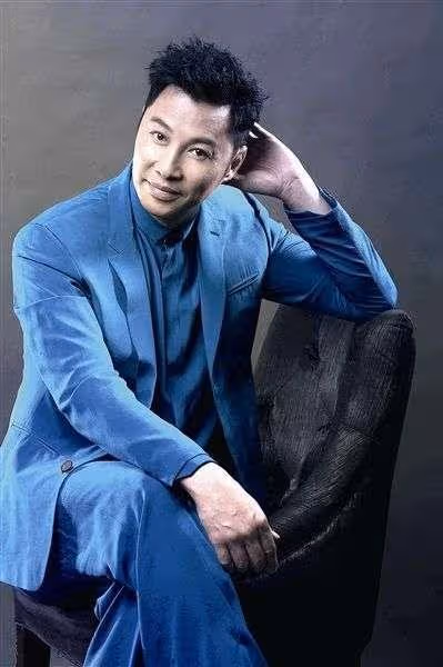 52歲譚耀文曬一對兒女慶生照,16歲長子外形帥氣,大提琴已過六級