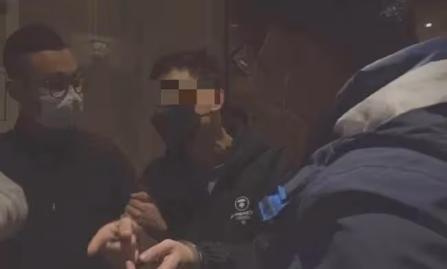 知名男演員被抓捕現場曝光!戴腳鏈略顯頹廢,曾恐嚇林志玲師妹