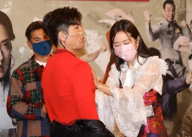 唐詩詠被曝戀上44歲男星,親自開跑車接載對方,男方渴望結婚生娃