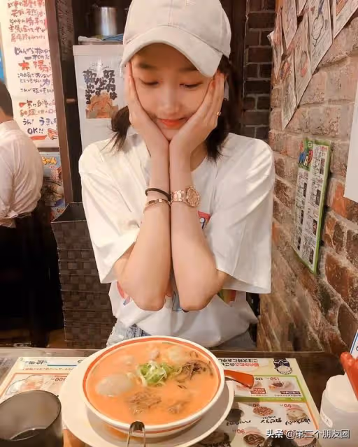 今天的瓜一個比一個離譜:關曉彤鹿晗領結婚證?宋雨琦王嘉爾戀愛