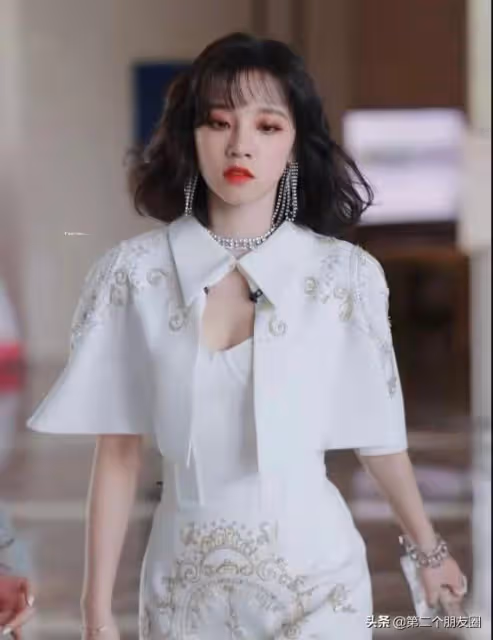 今天的瓜一個比一個離譜:關曉彤鹿晗領結婚證?宋雨琦王嘉爾戀愛