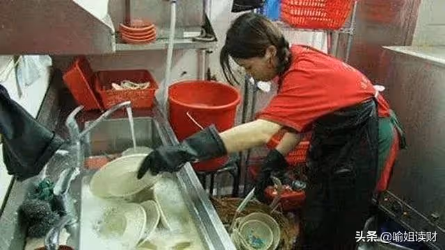 洗碗工出身,如今身價百億?親家資產千億,兒媳美貌不輸女明星