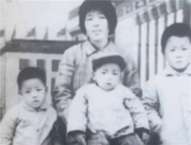 王寶強幫好兄弟王祖藍宣傳新電影,親弟弟卻意外早逝,去世內情曝光