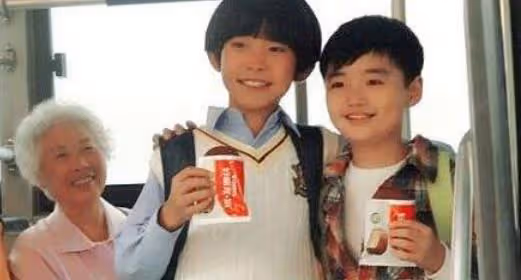 10年前「好麗友」廣告,有誰觀察到這個小男孩?如今火得一塌糊塗