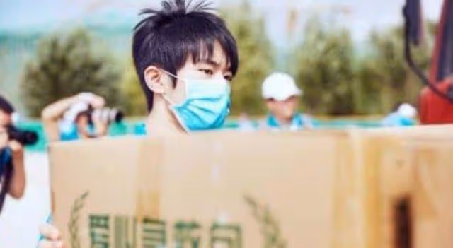 10年前「好麗友」廣告,有誰觀察到這個小男孩?如今火得一塌糊塗