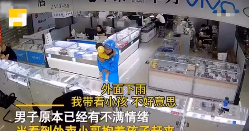 外賣小哥遲到一個小時,客戶剛要發火「一抬頭氣全消」下秒俯身從櫃子取出兩瓶奶「給孩子喝」獲網贊:世界需要理解