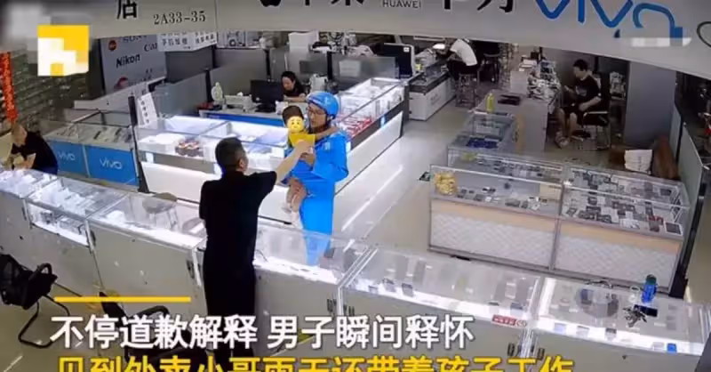 外賣小哥遲到一個小時,客戶剛要發火「一抬頭氣全消」下秒俯身從櫃子取出兩瓶奶「給孩子喝」獲網贊:世界需要理解