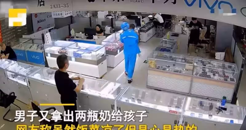 外賣小哥遲到一個小時,客戶剛要發火「一抬頭氣全消」下秒俯身從櫃子取出兩瓶奶「給孩子喝」獲網贊:世界需要理解