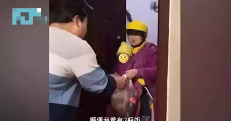 外賣小哥遲到一個小時,客戶剛要發火「一抬頭氣全消」下秒俯身從櫃子取出兩瓶奶「給孩子喝」獲網贊:世界需要理解