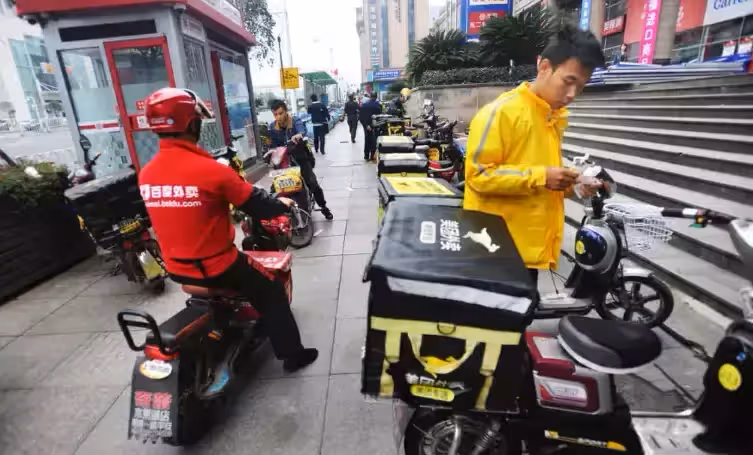 外賣小哥遲到一個小時,客戶剛要發火「一抬頭氣全消」下秒俯身從櫃子取出兩瓶奶「給孩子喝」獲網贊:世界需要理解
