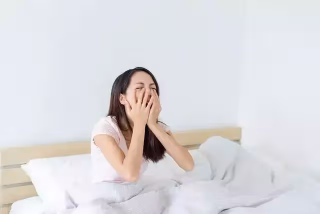 接父親來養老,父親卻給我一張銀行卡,我果斷把他送回去:養不起