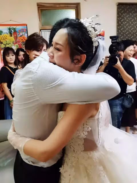 女兒出嫁拜別!鐵漢爸「當場心碎崩潰」:不要嫁 2度淚崩「最後父女不捨畫面」逼哭4萬人
