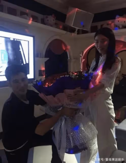 蒲巴甲新戀情疑曝光,被女友牽手逛超市,曾向梁潔徐冬冬求過婚