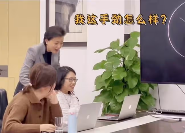 53歲楊瀾近況曝光!身材纖細皮膚白裡透紅,給員工捏肩按摩接地氣