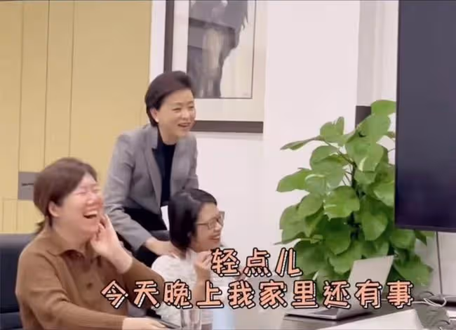 53歲楊瀾近況曝光!身材纖細皮膚白裡透紅,給員工捏肩按摩接地氣