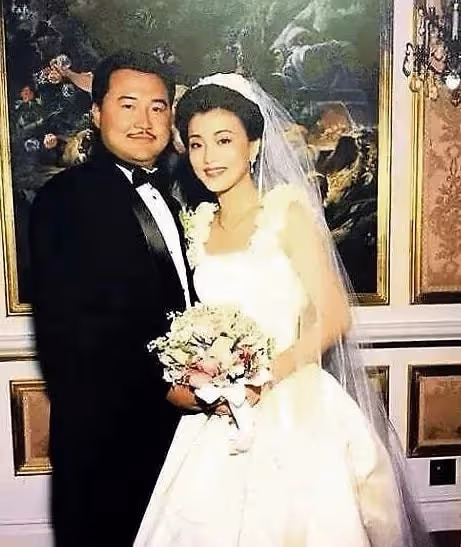 53歲楊瀾近況曝光!身材纖細皮膚白裡透紅,給員工捏肩按摩接地氣