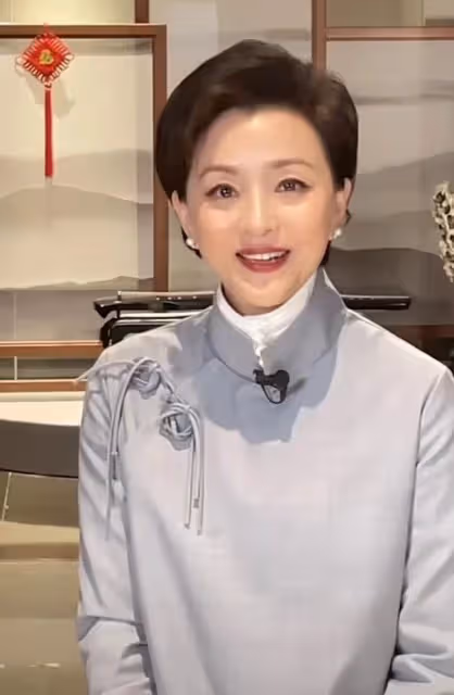 53歲楊瀾近況曝光!身材纖細皮膚白裡透紅,給員工捏肩按摩接地氣
