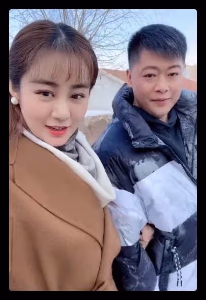 鄉愛王小蒙惹爭議,戲外緊摟謝永強姿勢太親密,雙方現實各有家庭