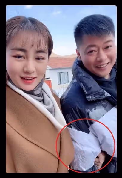 鄉愛王小蒙惹爭議,戲外緊摟謝永強姿勢太親密,雙方現實各有家庭