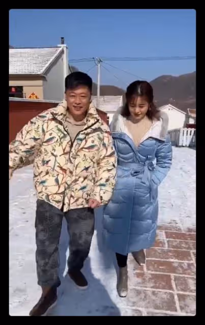 鄉愛王小蒙惹爭議，戲外緊摟謝永強姿勢太親密，雙方現實各有家庭