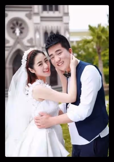 鄉愛王小蒙惹爭議，戲外緊摟謝永強姿勢太親密，雙方現實各有家庭