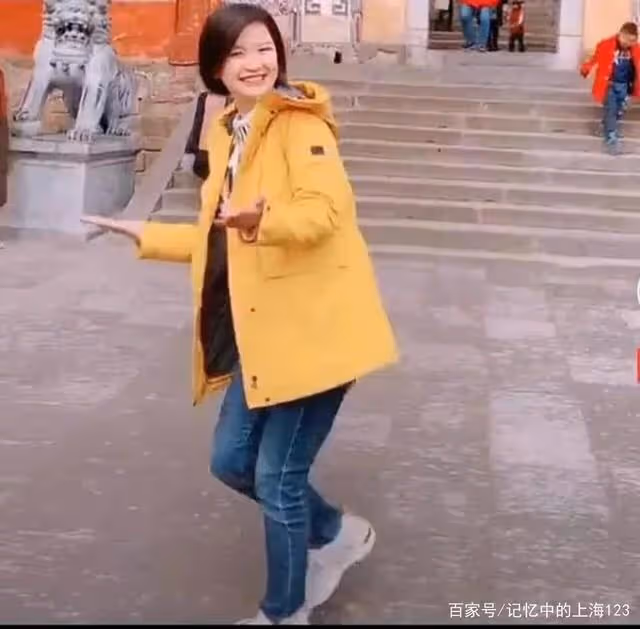 愛跳舞的陳蓉在外地依舊翩翩起舞，而程雷只要空閒就會跳上一段