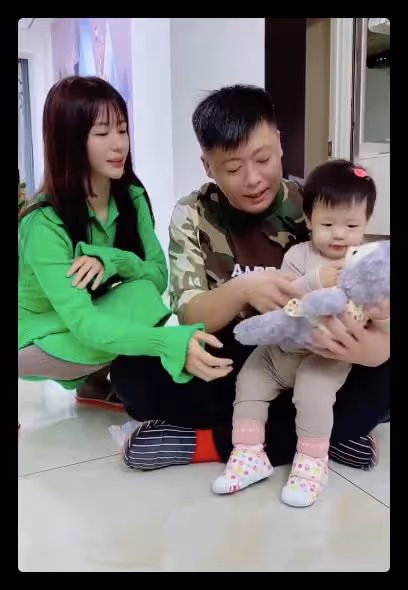 鄉愛王小蒙惹爭議，戲外緊摟謝永強姿勢太親密，雙方現實各有家庭
