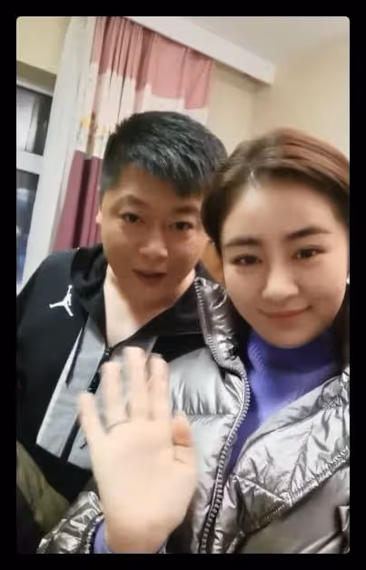 鄉愛王小蒙惹爭議，戲外緊摟謝永強姿勢太親密，雙方現實各有家庭