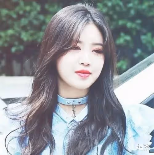 童星出道成國民閨女,搭檔孔孝真榮獲演技獎,後因穿著暴露引爭議