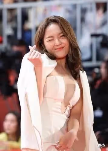 童星出道成國民閨女，搭檔孔孝真榮獲演技獎，後因穿著暴露引爭議