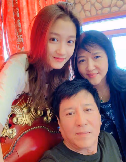 鹿晗與關曉彤官宣結婚,新娘不是迪麗熱巴。網友們紛紛表示很難接受