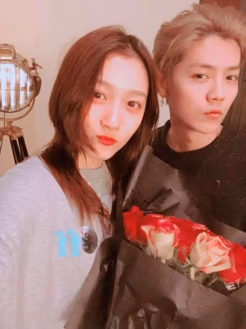 鹿晗與關曉彤官宣結婚,新娘不是迪麗熱巴。網友們紛紛表示很難接受