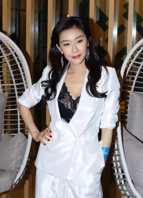 難忘！TVB知名女星大談過往演女同志經歷，與對手濕吻直言很尷尬