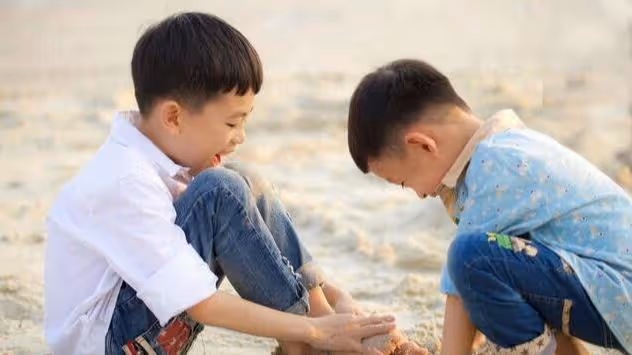 前妻弄丟兒子含恨離世,繼女帶男友回家,看見來的人淚目